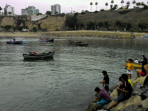 Barchette e pescatori nel molo di Chorrillos, nella parte sud di Lima