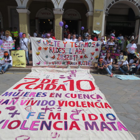 la Fundaciòn Maria Amor partecipa attivamente alla marcia del 25 novembre, manifesti fabbricati dalle donne accolte nella Casa