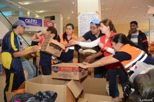 Volontari intenti nella preparazione degli aiuti umanitari al vecchio aereoporto