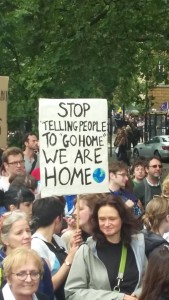 Manifestanti a Londra, "Stop telling people to go home, WE ARE HOME!"
