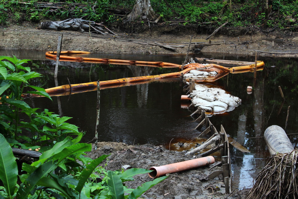 Barriera di contenimento installata nel km 20 dall'impresa Lamor al fine di confinare lo sversamento di petrolio nel canale dell'ONP. Foto di Rebecca Pagani