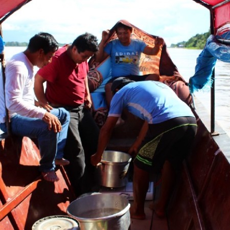 Gli uomini cucinano nel barco, mentre ci dirigiamo verso San Cristobal.